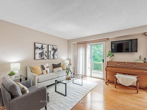 1637 Beaton Way, Pickering, ON - Indoor Photo Showing Living Room