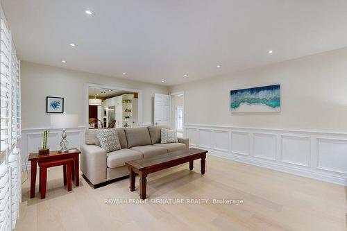 2080 Chippewa Tr, Mississauga, ON - Indoor Photo Showing Living Room