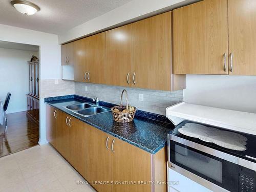 1003-18 Knightsbridge Rd, Brampton, ON - Indoor Photo Showing Kitchen With Double Sink