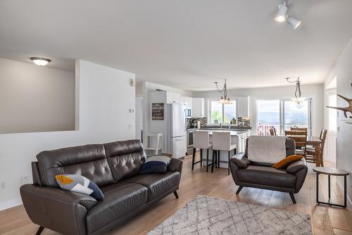 3669 Morningside Drive, West Kelowna, BC - Indoor Photo Showing Living Room