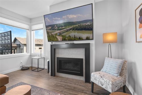 3361 Aspen Lane, Kelowna, BC - Indoor Photo Showing Living Room With Fireplace