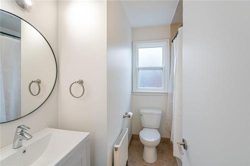 Main floor 4-piece bath - 19 Fawell Avenue, St. Catharines, ON - Indoor Photo Showing Bathroom