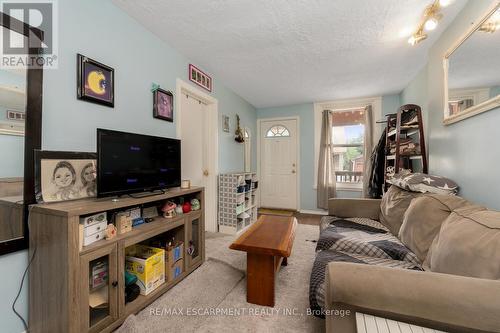 236 Grosvenor Avenue N, Hamilton (Crown Point), ON - Indoor Photo Showing Living Room