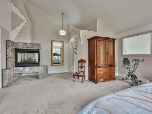 Chambre Ã  coucher principale - 25 Ch. Des Amarantes, Sainte-Anne-Des-Lacs, QC - Indoor Photo Showing Bedroom With Fireplace