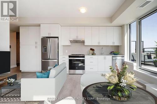 916 - 3220 William Coltson Avenue, Oakville, ON - Indoor Photo Showing Kitchen