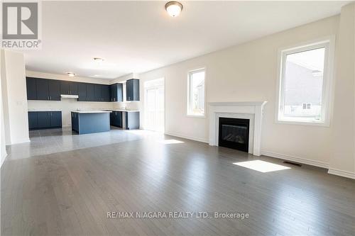 25 Oriole Crescent, Port Colborne, ON - Indoor Photo Showing Living Room With Fireplace