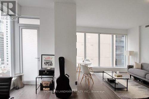 910 - 68 Shuter Street, Toronto (Church-Yonge Corridor), ON - Indoor Photo Showing Living Room