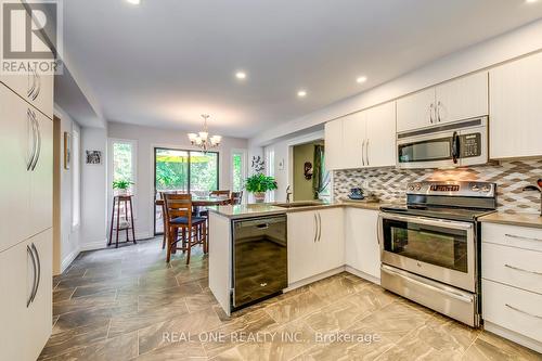 566 Blenheim Crescent, Oakville, ON - Indoor Photo Showing Kitchen With Upgraded Kitchen