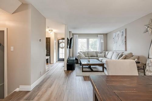 2450 Malcolm Crescent, Burlington, ON - Indoor Photo Showing Living Room