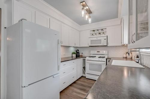 2450 Malcolm Crescent, Burlington, ON - Indoor Photo Showing Kitchen