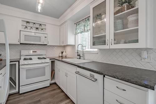 2450 Malcolm Crescent, Burlington, ON - Indoor Photo Showing Kitchen