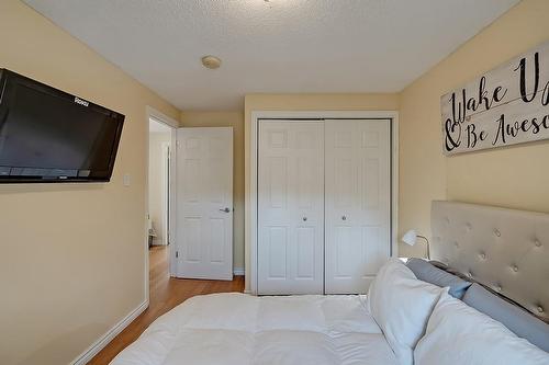 2450 Malcolm Crescent, Burlington, ON - Indoor Photo Showing Bedroom