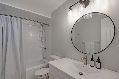 2450 Malcolm Crescent, Burlington, ON - Indoor Photo Showing Bathroom