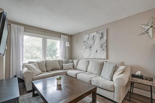 2450 Malcolm Crescent, Burlington, ON - Indoor Photo Showing Living Room