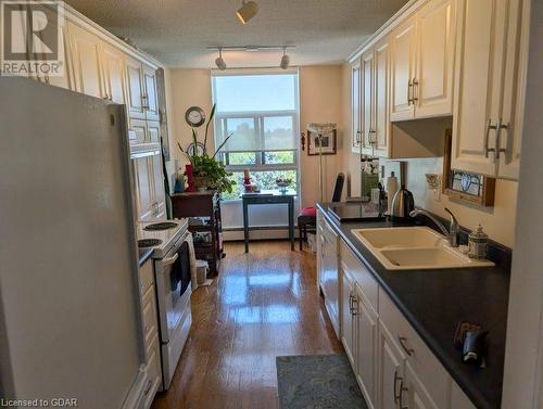 23 Woodlawn Road E Unit# 510, Guelph, ON - Indoor Photo Showing Kitchen With Double Sink