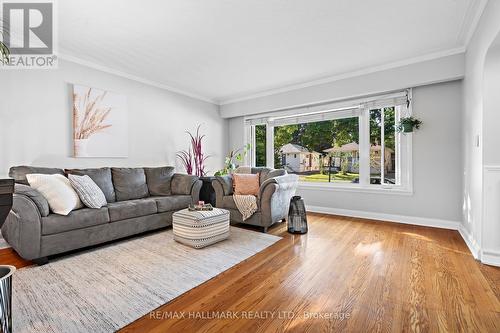 439 Madison Avenue, Oshawa (Mclaughlin), ON - Indoor Photo Showing Living Room