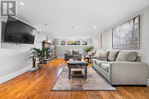 439 Madison Avenue, Oshawa (Mclaughlin), ON - Indoor Photo Showing Living Room