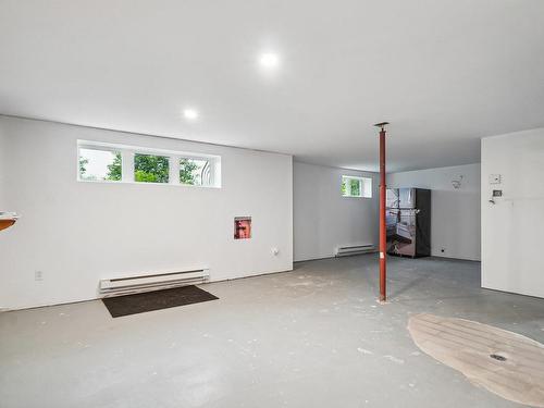 Living room - 72 Rue Ste-Anne, L'Épiphanie, QC - Indoor Photo Showing Basement