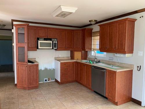 Cuisine - 10 Rue Nicolas, Sept-Îles, QC - Indoor Photo Showing Kitchen With Double Sink