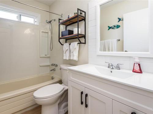 11-5730 Coral Rd, Courtenay, BC - Indoor Photo Showing Bathroom