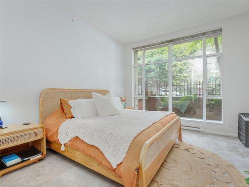 104-827 Fairfield Rd, Victoria, BC - Indoor Photo Showing Bedroom