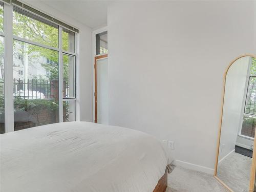 104-827 Fairfield Rd, Victoria, BC - Indoor Photo Showing Bedroom