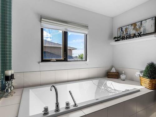 19-1651 Valleyview Drive, Kamloops, BC - Indoor Photo Showing Bathroom