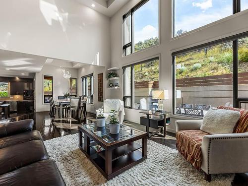 19-1651 Valleyview Drive, Kamloops, BC - Indoor Photo Showing Living Room