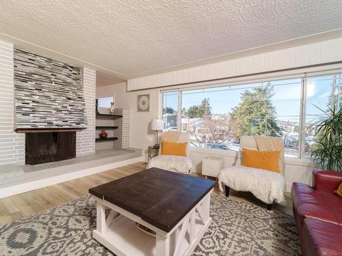 1515 Robinson Cres, Kamloops, BC - Indoor Photo Showing Living Room With Fireplace