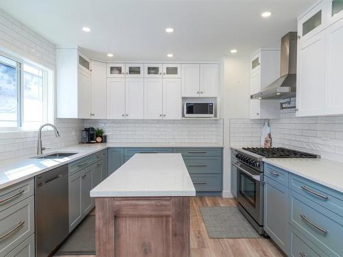 1515 Robinson Cres, Kamloops, BC - Indoor Photo Showing Kitchen With Double Sink With Upgraded Kitchen