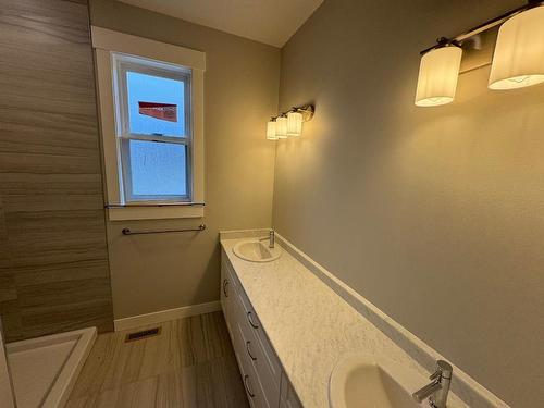 1618 Pine Street, Merritt, BC - Indoor Photo Showing Bathroom