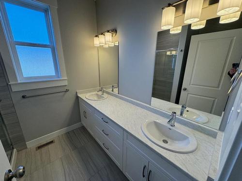 1618 Pine Street, Merritt, BC - Indoor Photo Showing Bathroom