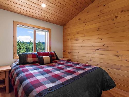 4761 Atwater Road, Logan Lake, BC - Indoor Photo Showing Bedroom