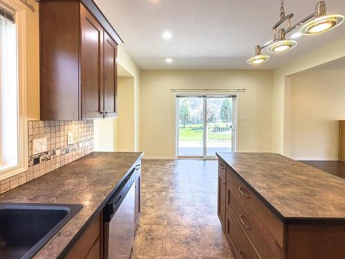 2454 Sunset Drive, Kamloops, BC - Indoor Photo Showing Kitchen