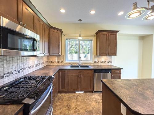 2454 Sunset Drive, Kamloops, BC - Indoor Photo Showing Kitchen With Double Sink