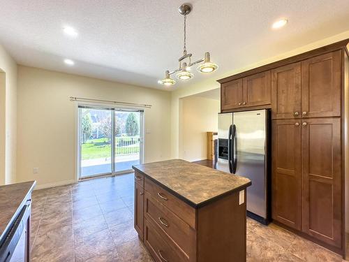 2454 Sunset Drive, Kamloops, BC - Indoor Photo Showing Kitchen