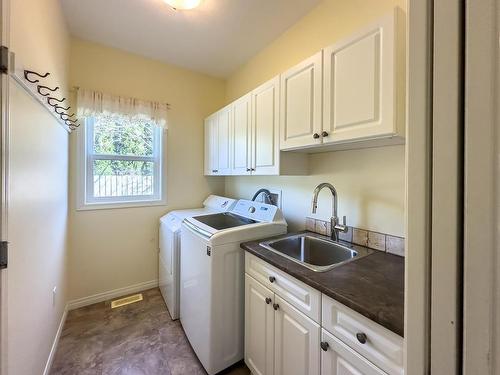 2454 Sunset Drive, Kamloops, BC - Indoor Photo Showing Laundry Room