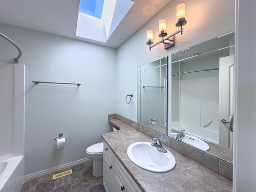 2454 Sunset Drive, Kamloops, BC - Indoor Photo Showing Bathroom