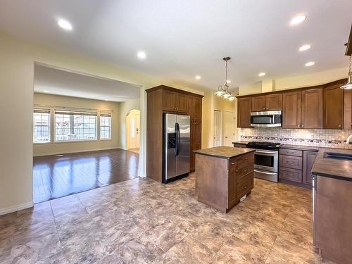 2454 Sunset Drive, Kamloops, BC - Indoor Photo Showing Kitchen With Upgraded Kitchen