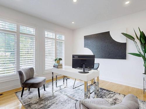 2238 Lyndhurst Dr, Oakville, ON - Indoor Photo Showing Living Room