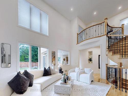 2238 Lyndhurst Dr, Oakville, ON - Indoor Photo Showing Living Room