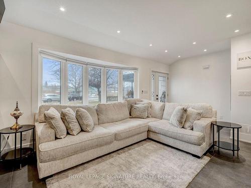 26 Vanderbrent Cres, Toronto, ON - Indoor Photo Showing Living Room