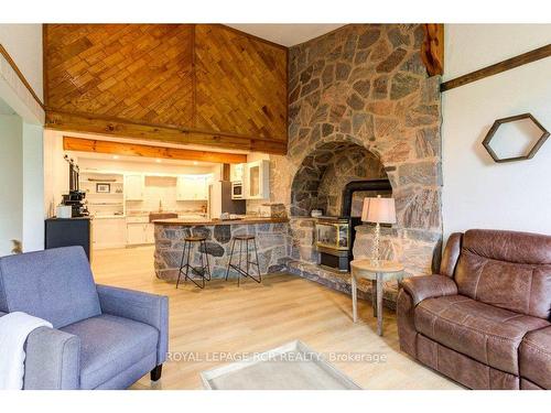 9811 Creek Rd, Minto, ON - Indoor Photo Showing Living Room