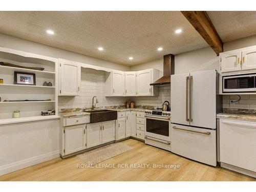 9811 Creek Rd, Minto, ON - Indoor Photo Showing Kitchen