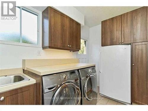 1365 Windrush Drive, Oakville, ON - Indoor Photo Showing Laundry Room