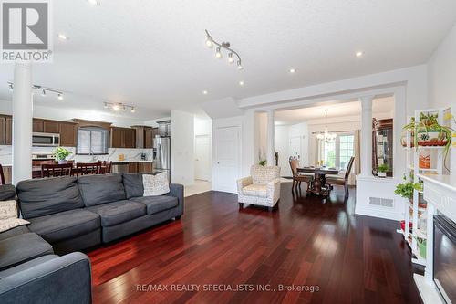 72 Hinrichs Crescent, Cambridge, ON - Indoor Photo Showing Living Room