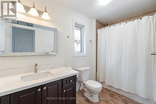 72 Hinrichs Crescent, Cambridge, ON - Indoor Photo Showing Bathroom