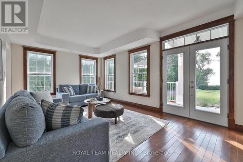 229 Hedge Road, Georgina, ON - Indoor Photo Showing Living Room