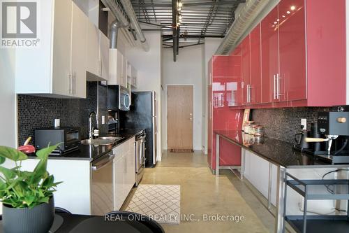 Ph7 - 363 Sorauren Avenue, Toronto (Roncesvalles), ON - Indoor Photo Showing Kitchen With Upgraded Kitchen