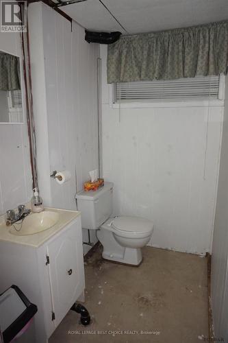 102 Lang Street, Cobalt, ON - Indoor Photo Showing Bathroom